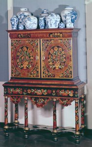 Stand üstü dolap, 1685-1700 (fildişi, abanoz ve diğer ağaçlardan çiçek desenli ceviz)